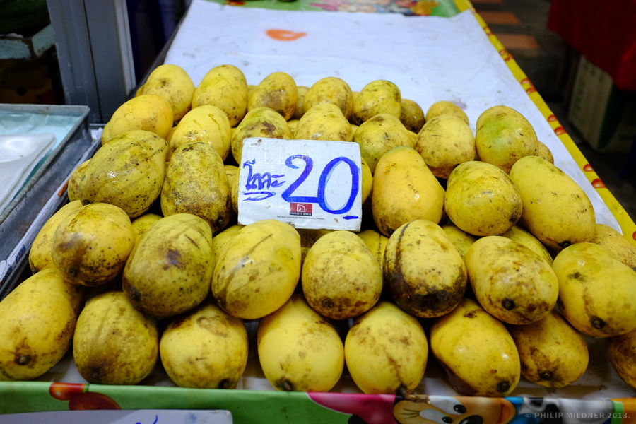 Ripe mangos for 20 Baht, anyone?